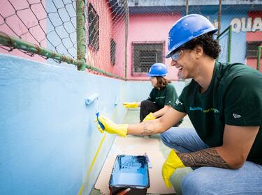 Empleados de Prologis voluntariando en la pintura de una escuela en el Día IMPACT